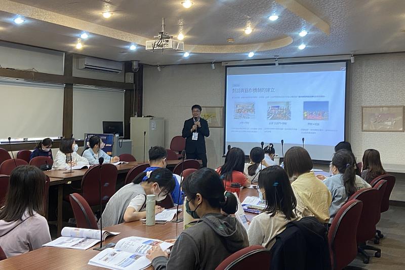 三慈國小郭詔維校長於南大論壇分享學校轉型歷程，展現USR計畫陪伴下地方課程與社區連結的發展成果。
