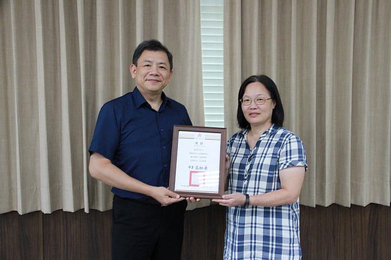 元培教務處何玲玲獲選新竹市模範勞工 校長表揚讚行政楷模