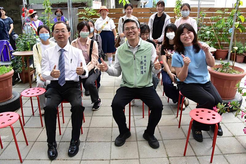 南大侯志正副校長、中西區蔡佳甫區長及視設系李香蓮主任共同參與「搖滾青銀」輕食店開幕，展現青銀共融成果。