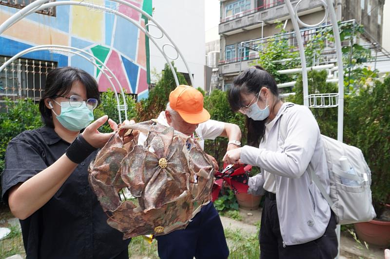 南大社會設計課程學生與社區長者攜手妝點社區空間，透過創作實踐USR精神與地方共創理念。