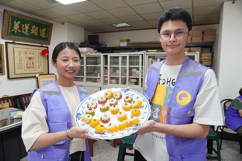 南大師生與社區長者展示共同完成的南瓜包成品，呈現USR計畫結合設計、美感與地方創生的實踐成果。