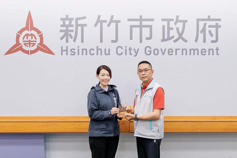 市長高虹安頒發「績優公所獎」予香山區長陳享澤。