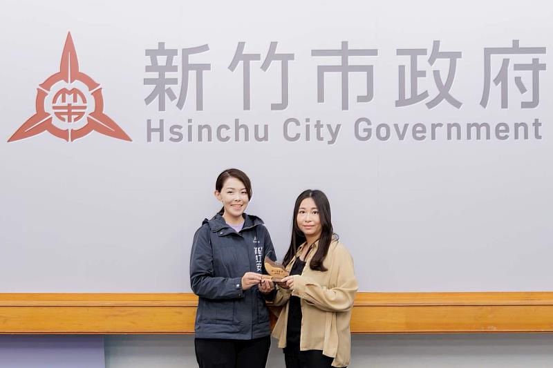市長高虹安頒發「個人貢獻獎」予北區公所里幹事鄭詩穎。