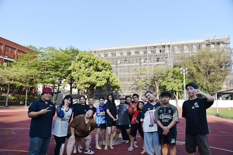 南大原資中心安排學生分享活動心得，不同文化背景學生透過交流互動建立情誼，展現跨文化學習氛圍。