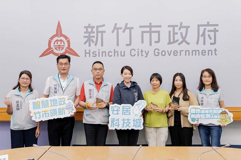 市長高虹安與地政團隊及獲獎者們合影。