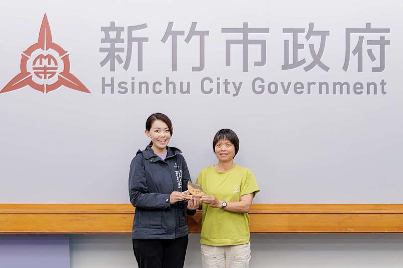 市長高虹安頒發「個人貢獻獎」予東區公所課員李秀玉。