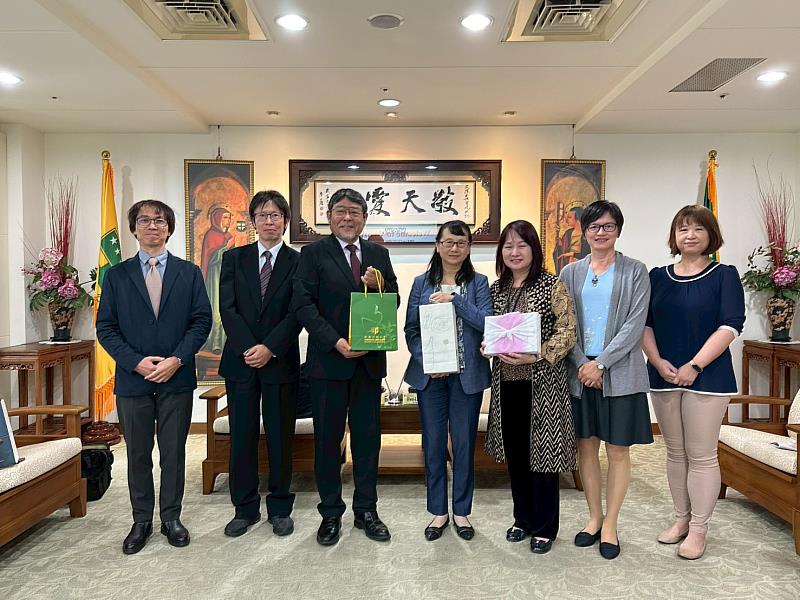 文藻外語大學與關西國際大學自2025年起積極展開交流互動，圖為雙方首次會談時合影紀念。