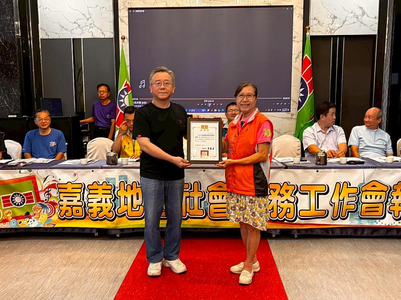 黃振男副主委回贈感謝狀予杜素蕙總會長。