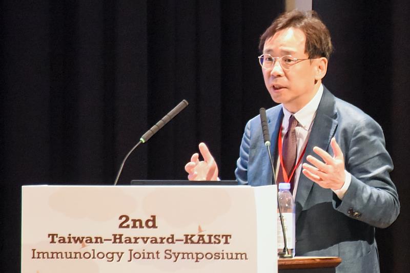 Prof. Eui-Cheol Shin 分享免疫系統在感染、代謝壓力與老化對過程中的變化。