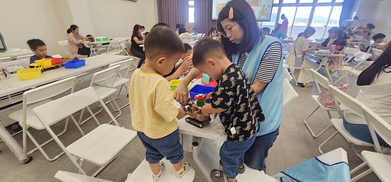 「海龍王」現身臺東親子館!環保快閃玩樂日 吸引252人同樂