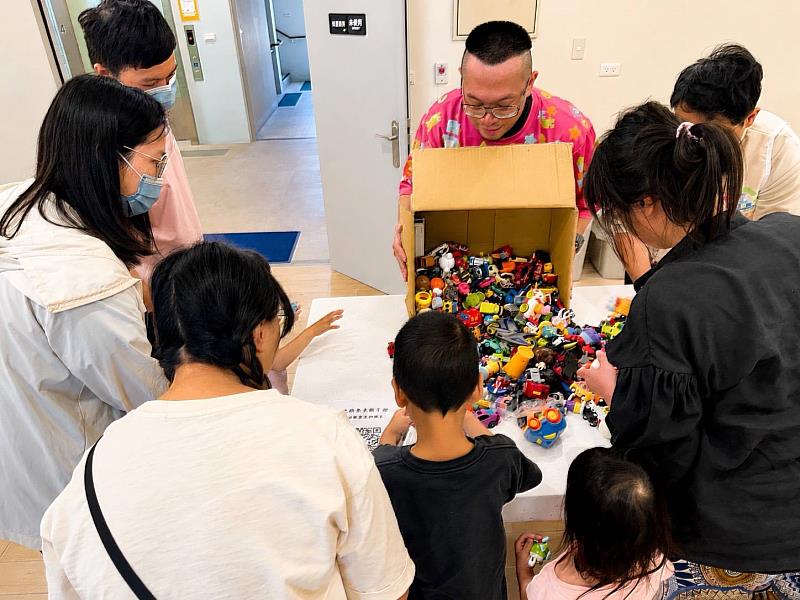 「海龍王」現身臺東親子館！環保快閃玩樂日 吸引252人同樂
