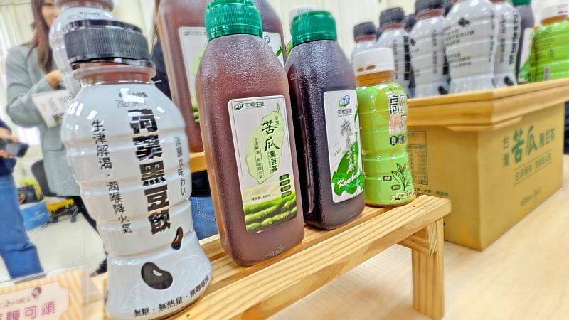 天悅生技開發低糖荷葉康普茶與苦瓜益生菌飲品，結合在地農產與發酵技術創造產品新價值。