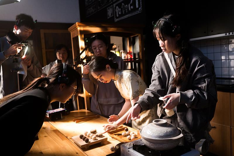 節目《二食四令》以節氣文化為主軸，串聯飲食、土地與生活節奏，拍攝手法細膩。