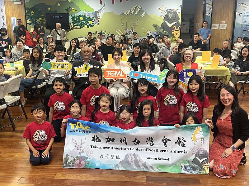 參與TCML端午節臺灣文化導覽人員與李姸慧（座位中）、莊雅淑（座位右2）大合影。