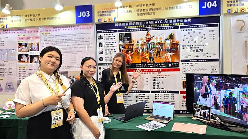 人文暨社會學院院長李玲玉（右1）指導幼兒保育系學生專題，結合AI與全幼兒音樂教育模式，受評審青睞。