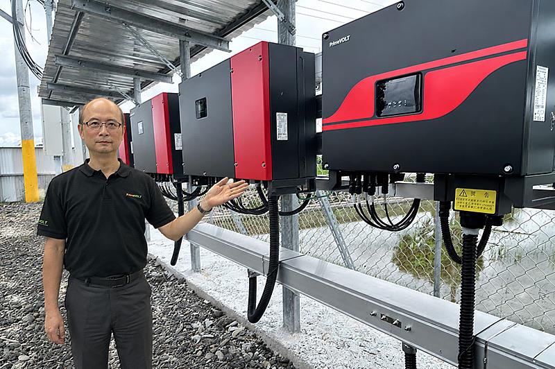 新望資深產品經理 陳智能與新望智慧型併網流器。