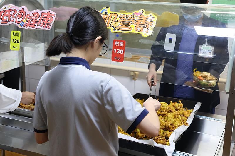 為了兼顧同仁的營養與健康，營養師會協助精準計算各項餐點熱量，打餐區現場每日會更新熱量標示，讓同仁對攝取的營養一目了然。