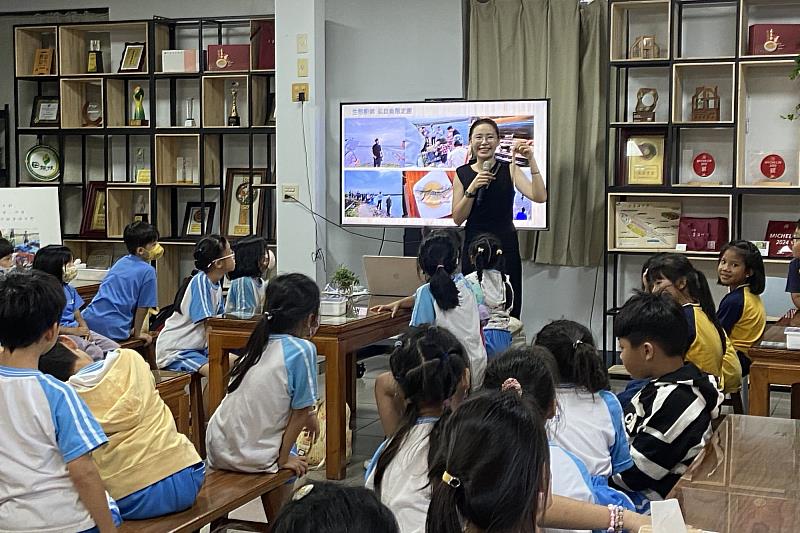 南大USR團隊安排在地導覽課程，帶領學生深入認識臺南沿海虱目魚文化與養殖產業發展。