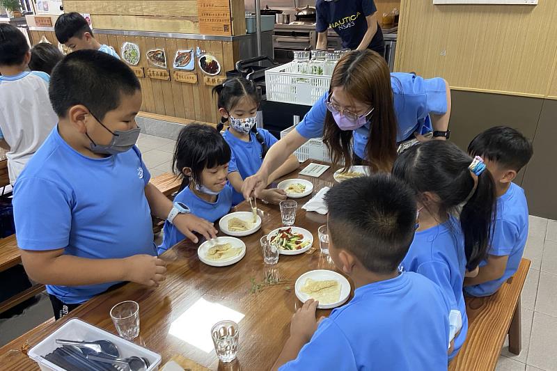 南大結合五感教育體驗活動，學生親手製作虱目魚捲餅，認識在地食材與健康飲食文化。