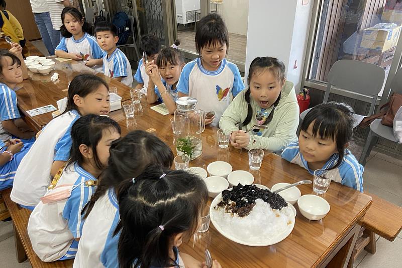 南大結合地方飲食文化體驗，學生品嘗仙草冰、黑糖小珍珠與蒟蒻點心，感受臺南沿海特色風味。