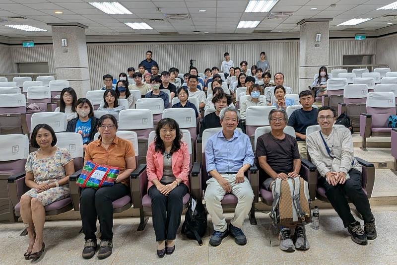 南大人文學院與文資系辦理新港文書專題講座,透過歷史研究與史料閱讀,引導學生深化臺灣文化與歷史理解。