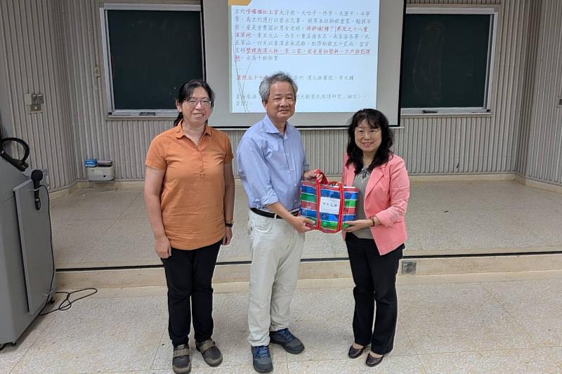 南大人文學院蔡玲婉院長（左）、文資系張靜宜主任（右）與臺大歷史系李文良教授合影，展現南大重視人文教育與學術交流。