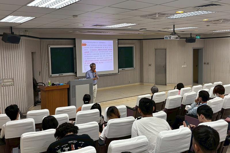 南大學生於講座中細讀新港文書內容，從契約形式與歷史脈絡學習史料判讀，體會歷史研究的方法與思考。
