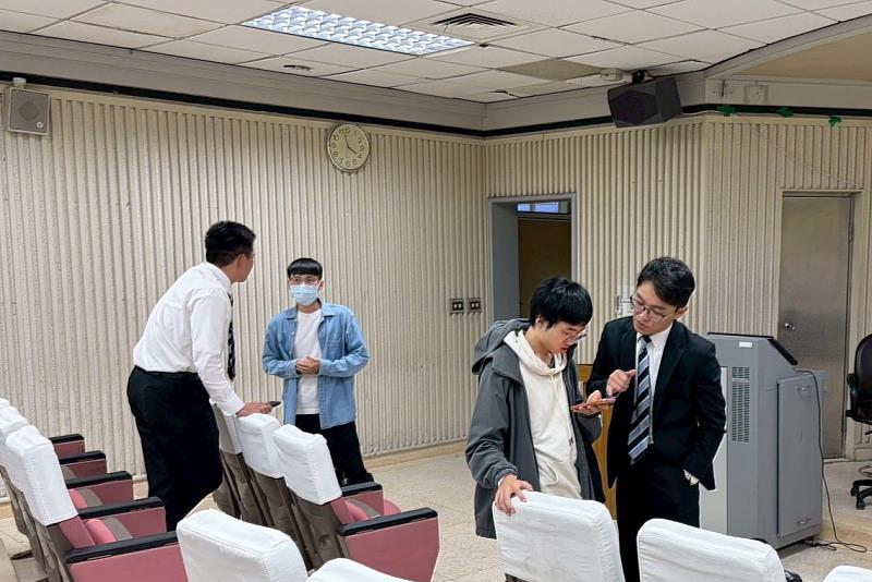 南大學生於講座後主動向講師請益期貨交易與投資議題，展現對金融市場發展與職涯規劃的高度關注。