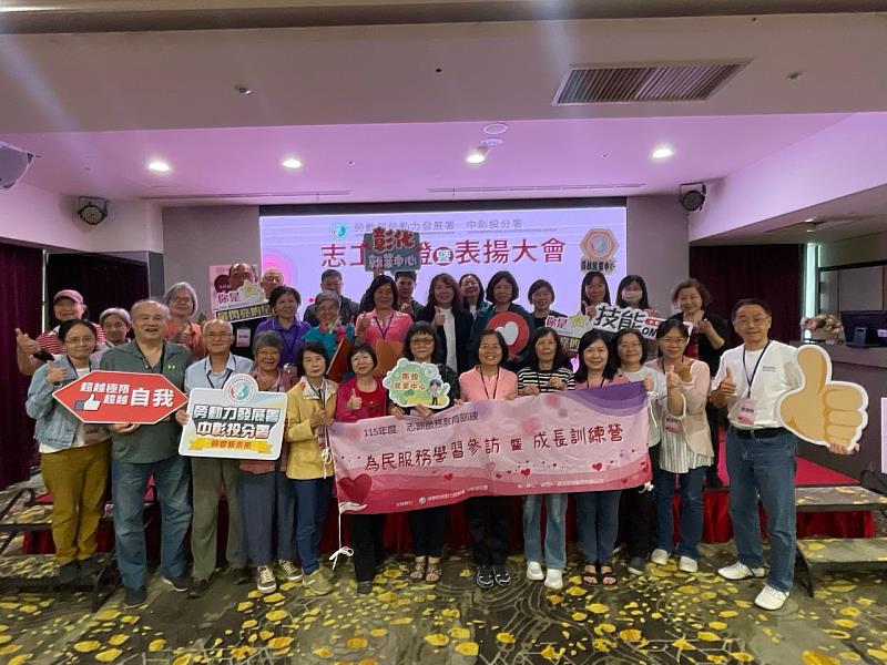 中彰投分署劉秀貞分署長（第2排中）與志工們合影。