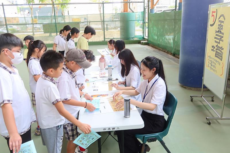 南大教學實習課程走入新南國小，師資生結合教材教法與班級經營技巧，實際累積教學現場經驗。