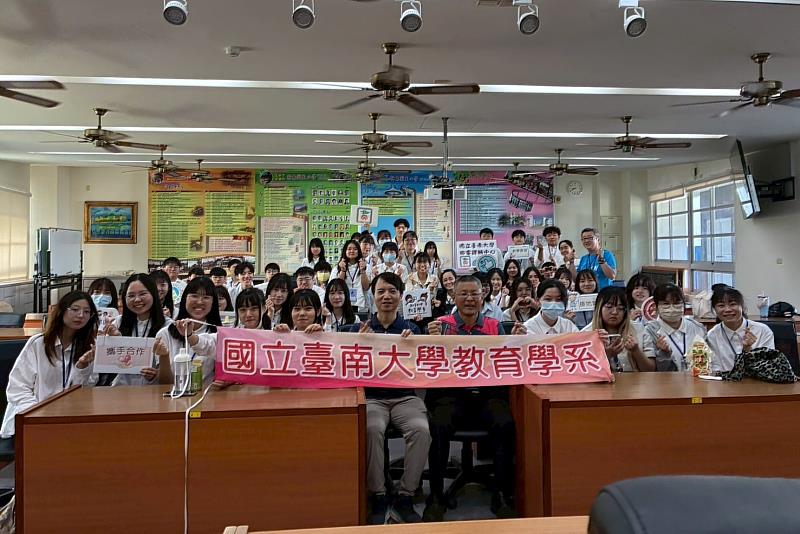 南大教育學系師資生與新南國小師生合影，共同完成國際雙語闖關活動，展現南大深耕地方教育與師資培育成果。