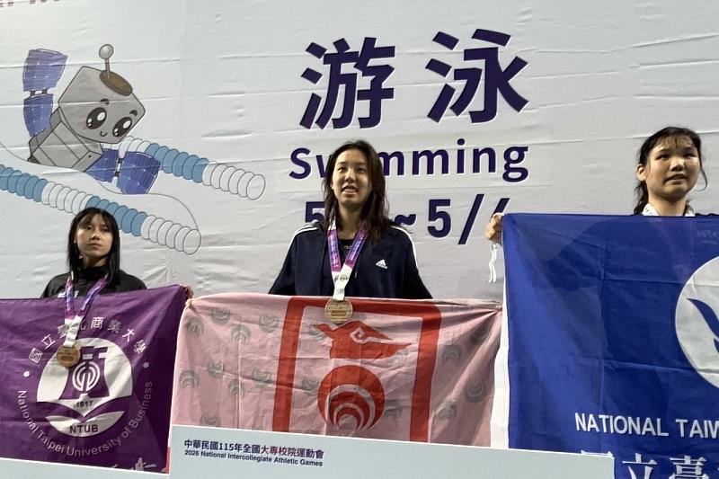 南大幼教系選手鄧亦婷於115年全大運一般女生組50公尺蛙式奪金，首次參賽即表現亮眼。