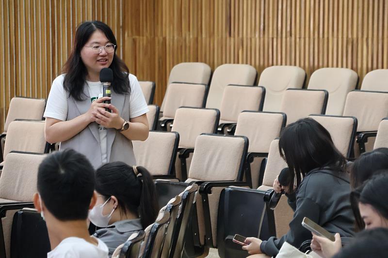 南大通識教育中心辦理AI博雅教育講座，講師與學生互動交流，帶領同學思考人機協作模式與未來學習能力發展。