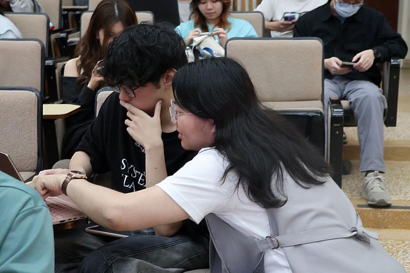 南大學生於講座中實作打造專屬AI機器人，透過Gem與Canvas等工具學習AI角色設計與流程應用概念。