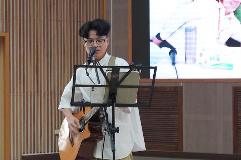 南大諮輔系107級畢業系友盧建詮於研討會開幕式演唱歌曲，為南大諮輔創系20週年揭開溫暖序幕。