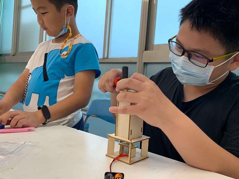從傳統光影到未來科技！結合AI工具打造一日小學生科技運動營「超能智繪家」暑期營隊超狂登場