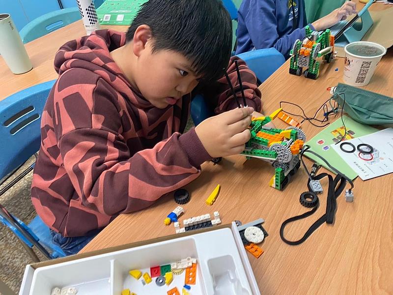 從傳統光影到未來科技！結合AI工具打造一日小學生科技運動營「超能智繪家」暑期營隊超狂登場