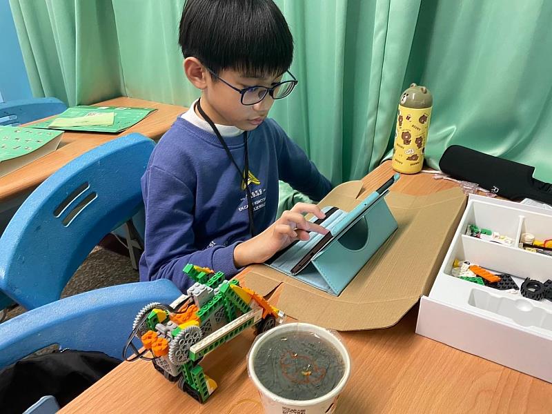從傳統光影到未來科技！結合AI工具打造一日小學生科技運動營「超能智繪家」暑期營隊超狂登場