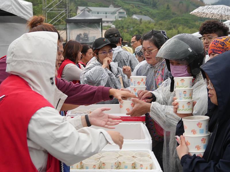 信義房屋現場額外提供餐點給來觀戲的民眾,讓大小朋友看好戲之餘也能享有溫馨晚餐。