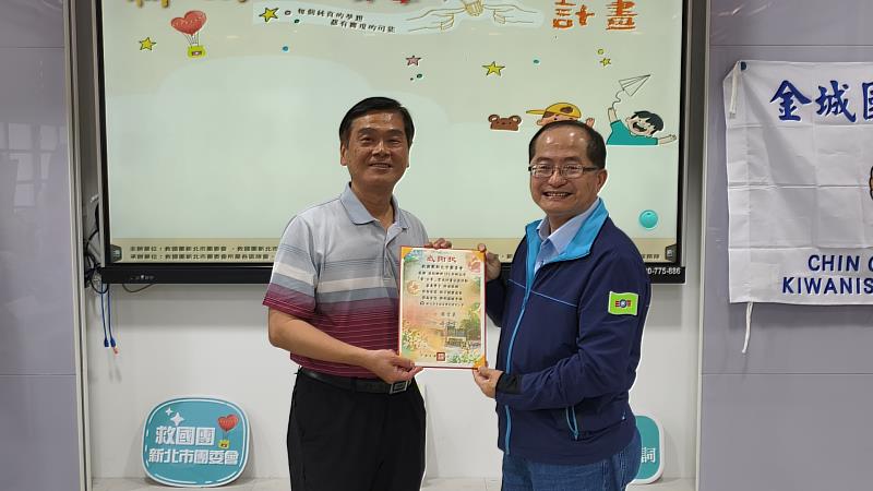 校長頒發感謝狀給新北市團委會陳建成總幹事。