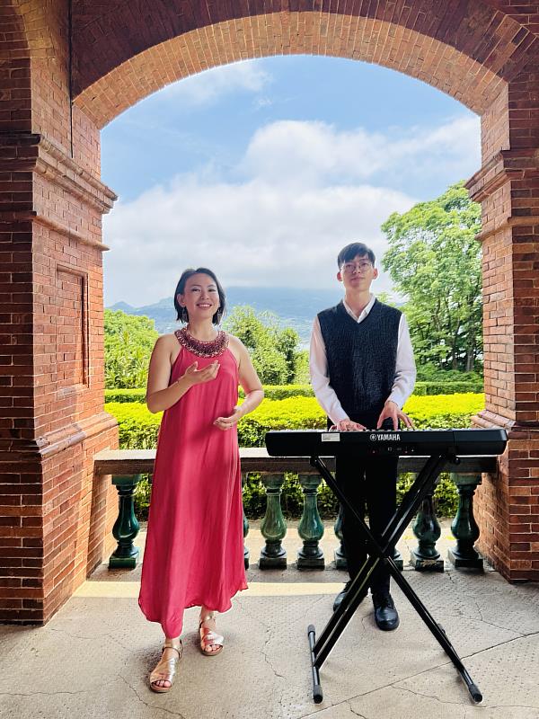 臺灣知名女高音謝孟潔（左）與學生鍾凱澤。