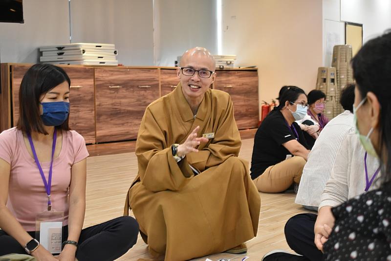 南華大學生死教育種子師資國際證照班，將由終身學院院長知賢法師親自授課，以宗教與管理學的深厚底蘊，引導學員練習自我覺察。