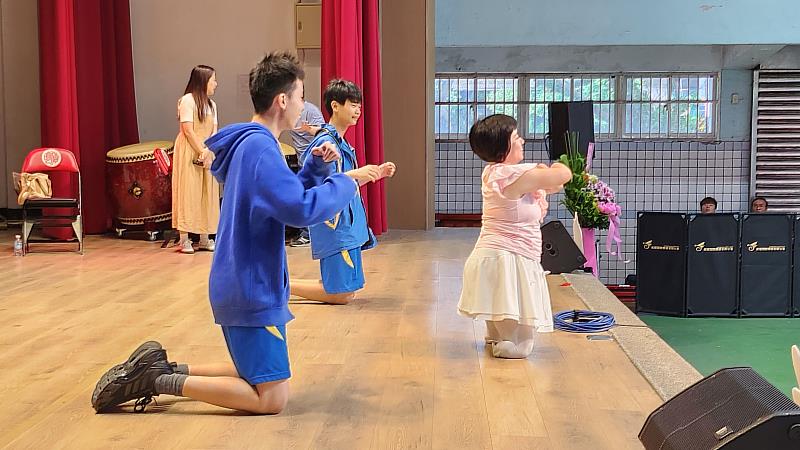 基隆市救國團辦理「有愛無礙・綻放吾愛」生命教育巡迴宣導活動，學生親身體驗身障舞蹈演出，從互動中感受生命力量。
