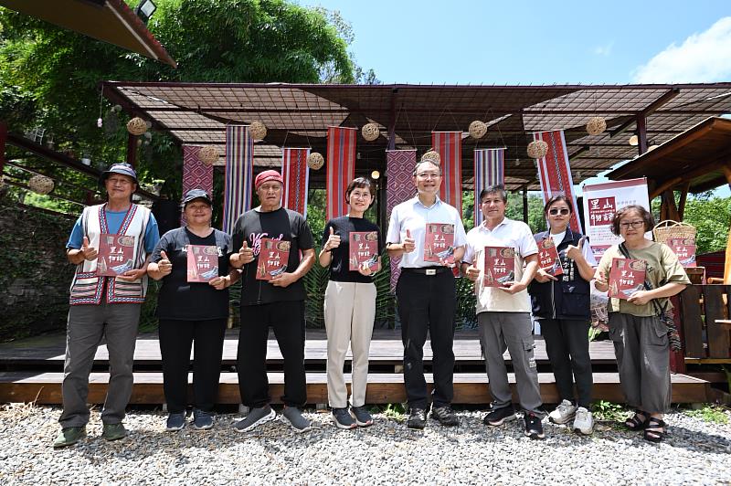 《里山物語》手冊集結了部落社區傳統智慧,臺中分署張分署長將手冊贈予受訪的部落耆老及族人,表達感謝部落守護森林的最高敬意。