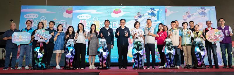 高雄市政府教育局吳局長立森與現場貴賓共同參與「情緒魔法樂園，擁抱『莓』好時光」啟動儀式，一同為515國際家庭日揭開溫馨序幕。