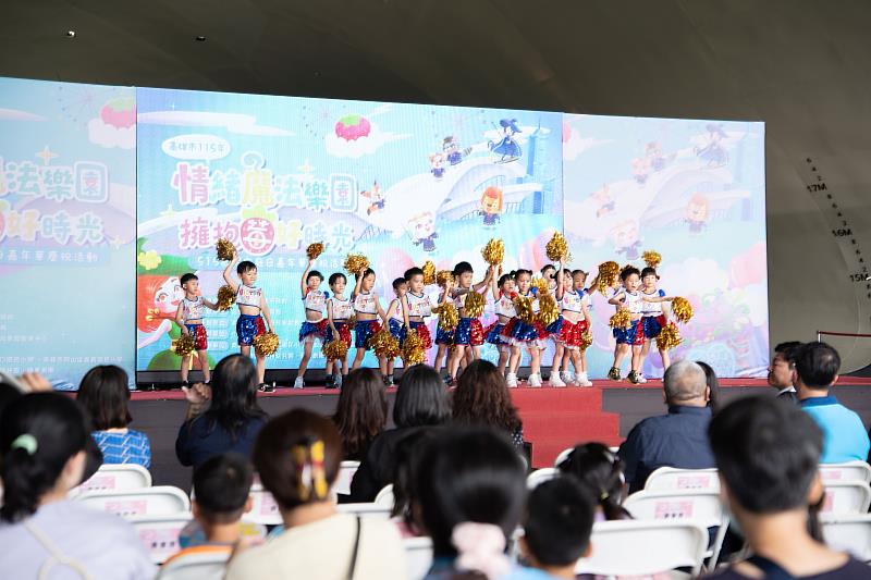 高雄市怡青幼兒園帶來活力十足的開場舞蹈表演，為「情緒魔法樂園，擁抱『莓』好時光」活動揭開熱鬧開場。