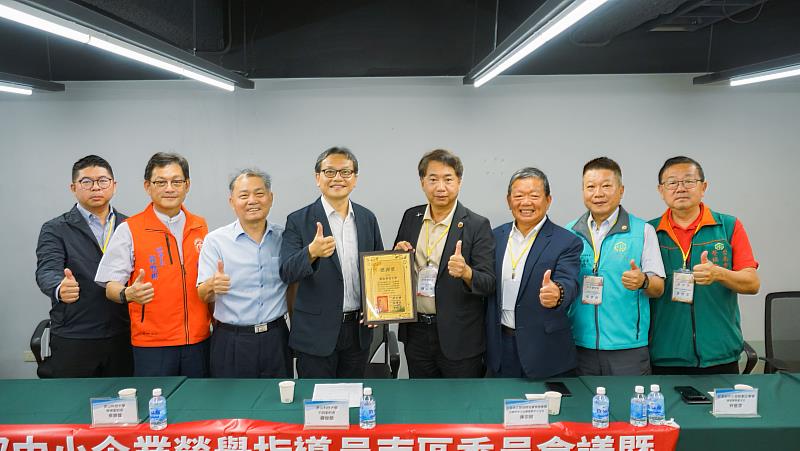 台南市工商發展投資策進會暨中小企業服務中心陳宗明總幹事（右4）頒發感謝狀予崑山科大鐘俊顏副校長（左4）。