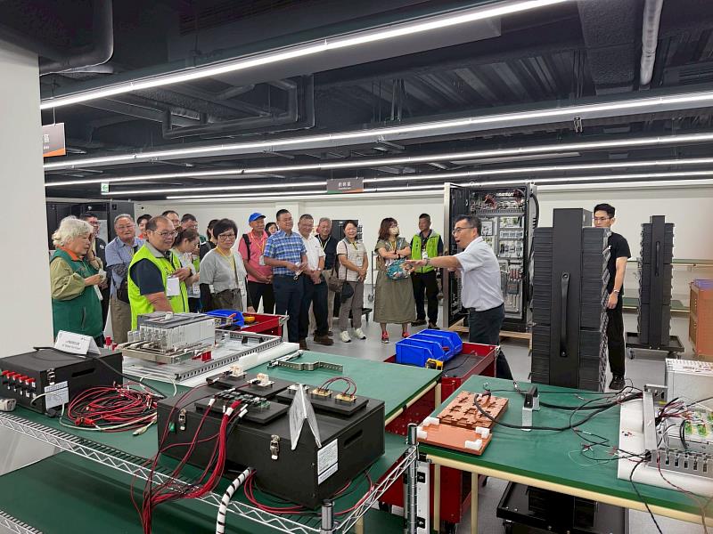 電動車暨智慧電子工程系江智偉主任導覽電動車晶片模組暨充電樁研發製造人才培育基地。