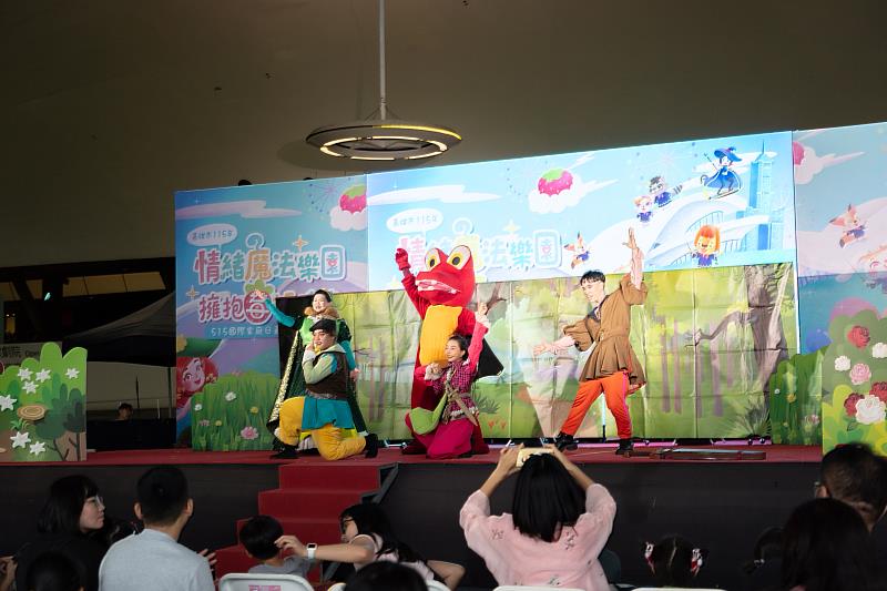 蘋果劇團帶來精彩親子劇演出，透過生動有趣的故事，引導親子認識情緒與學習表達感受。