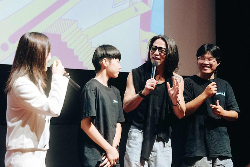 《再會》演員大飛（吳志慶)（右2）與小演員王梓睿（左2）分享拍攝歷程。